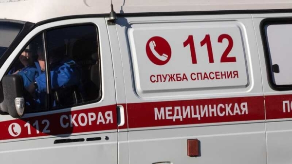 Четыре машины скорой помощи прибыли к месту пожара в жилом доме Петербурга